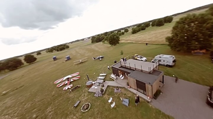 Fly in & enjoy the Airpark Lodge #airpark #lodge #flying #pilotshome #germany #pilotgermany #aeroclub #aero #fliegen #piloten #stampe #oldtimer #pilotendeutschland #flyin #bbq #parkyourplanehere #checkin #specialholidays #chillouttime